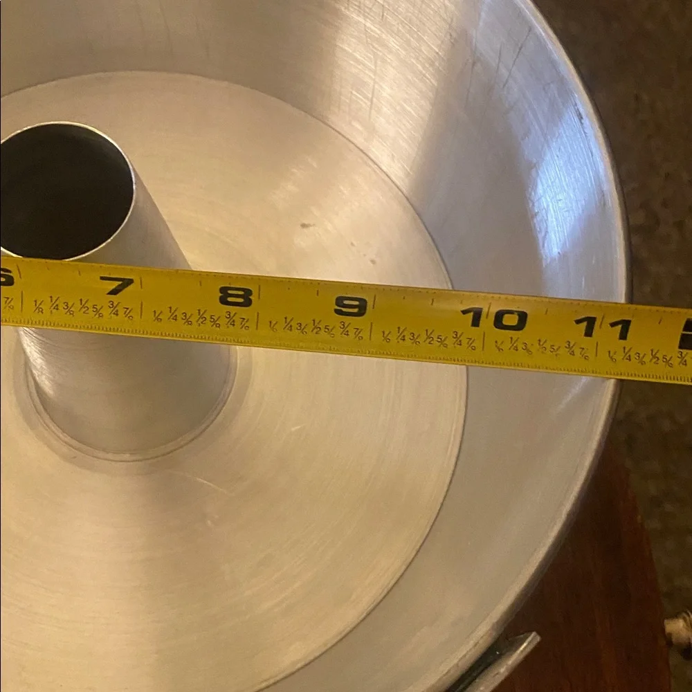 Like new, but vintage Simpson seers Limited, angel food cake pan 10”x4.5”